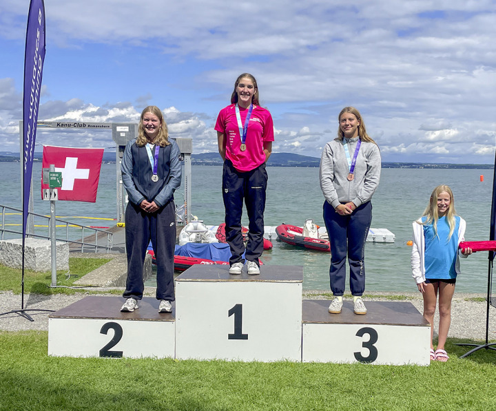 Siegerehrung: Elisa Balsamo strahlt als Schweizer Juniorenmeisterin zuoberst auf dem Treppchen. Foto: Schwimmclub Romanshorn
