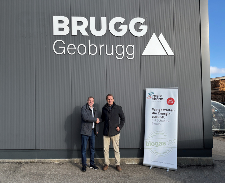 Andrea Roth, CEO Geobrugg AG (links), mit Georg Engels, Geschäftsführer Regiotherm AG. Foto: zVg. Regiotherm Andrea Roth, CEO Geobrugg AG (links), mit Georg Engels, Geschäftsführer Regiotherm AG. Foto: zVg. Regiotherm