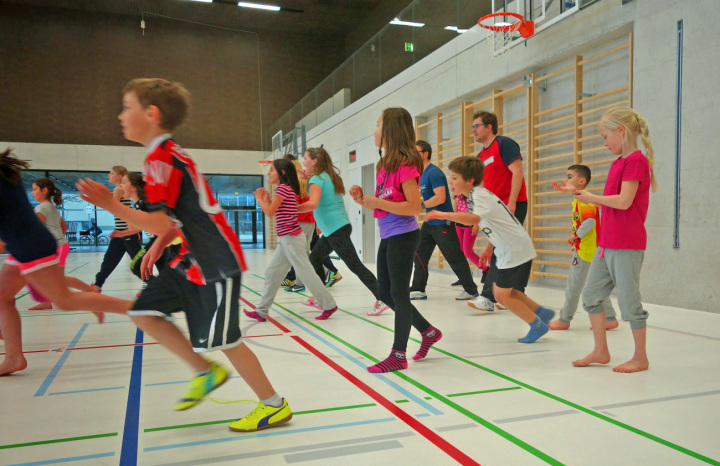 Kinder bei Sport, Spiel und Spass in der Sporthalle. Foto zVg. Sportamt Thurgau