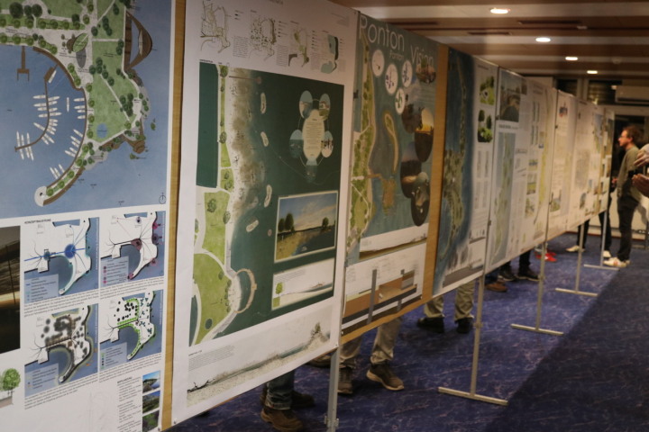 Die Projekte der Studierenden zeigen eine grosse Vielfalt der Ideen auf, die bereits am Eröffnungsabend breit diskutiert werden. Fotos: Markus Bösch