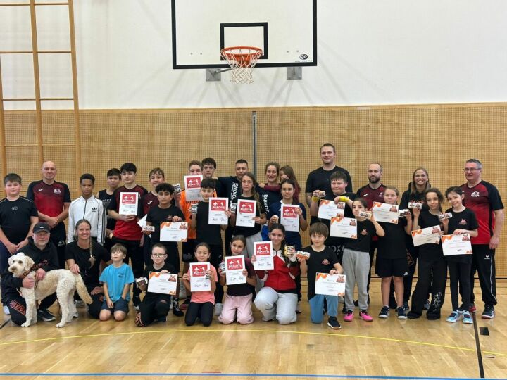 Stolz zeigen die Kinder und Jugendlichen ihre Diplome. Foto: zVg. BoxFox