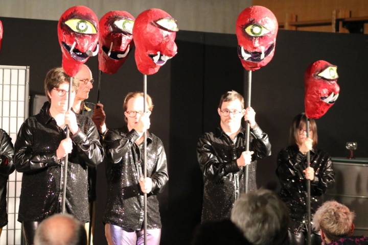 Der Spass ist ihnen anzusehen, wenn sie spielen und sich bewegen in ihrer «Odyssee durch 20 Jahre Comedy Express». Foto: Markus Bösch