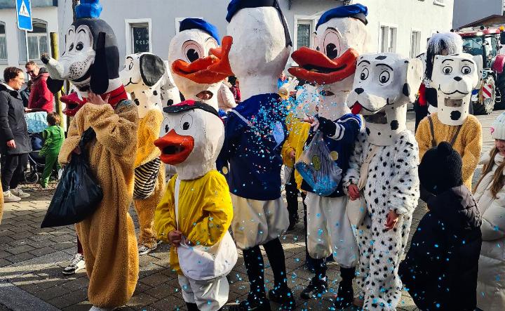 Die Klasse von Lucia Leonardi und Mira Gazzi war am Romanshorner Fasnachtsumzug 2024 zum Jubiläum «100 Jahre Disney» als Donald, Goofy, Tick, Trick und Track oder ein paar der 101 Dalmatiner unterwegs. Foto: Primaschule Romanshorn
