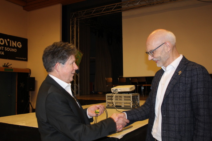 Ruedi Heierli gratuliert dem neuen Präsidenten Benjamin Gensch zur Wahl. Fotos: Trudi Krieg