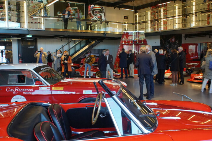 Einweihung des «Clay Regazzoni Honor Rooms» im Herbst 2021 mit zahlreich geladenen Gästen. Die persönlichen Ausstellungsstücke sind im Autobau für die weltweit zahlreichen Clay-Fans zugänglich. Foto: autobau-erlebniswelt 