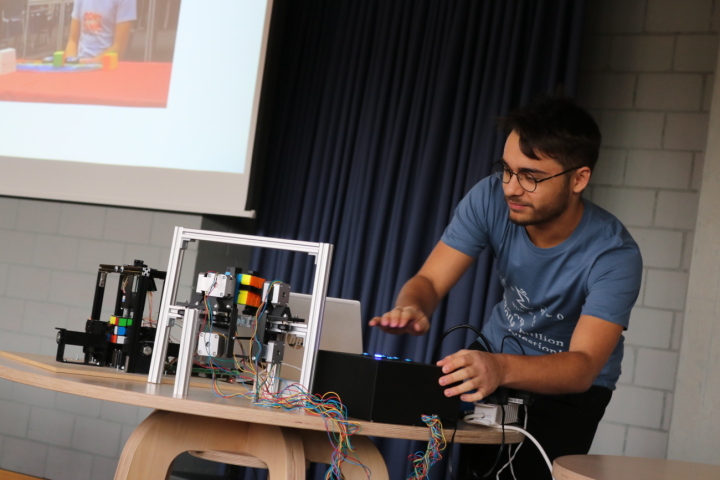 Pacifico Rodriguez stellt seinen Roboter vor, den er zum Lösen von Rubriks Cube entwickelt hatte. Dafür erntet er viel Applaus. Fotos: Markus Bösch