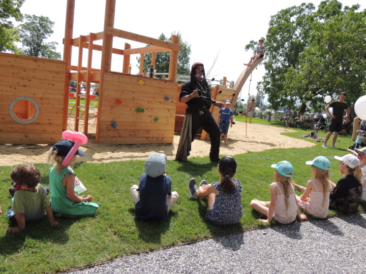 Die Kinder beobachten gespannt den Feuerschlucker. Fotos: Andreas von Bergen