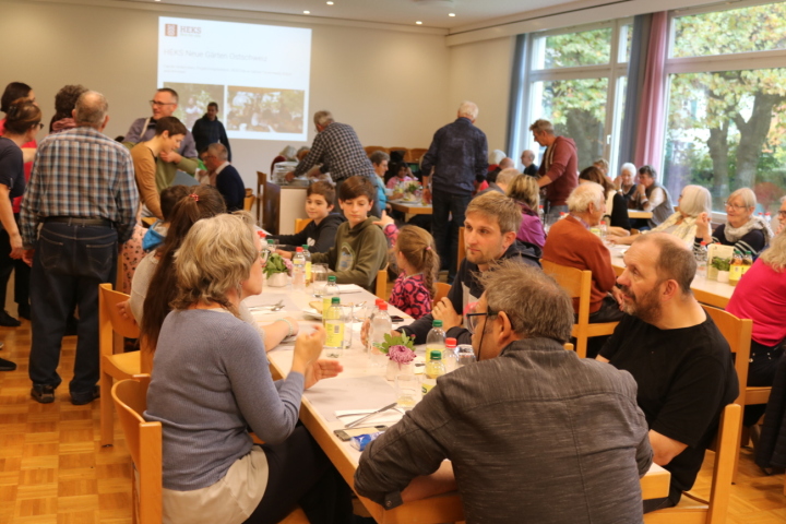 Gemeinsam am Tisch: Die Projekte der Weihnachtsaktion fanden regen Zuspruch. Fotos: Markus Bösch