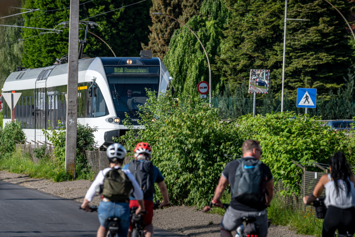 Die neu auch wochentags verkehrende S7 zwischen Lindau-Reutin und Romanshorn belebt das grenzenlose Freizeiterlebnis rund um den Bodensee. Unter anderem profitieren Velo-Touristen vom ausgebauten Angebot. Foto: Thurbo AG