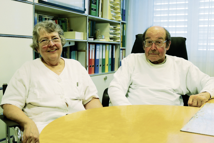 Wohl mit einem lachenden und weinenden Auge: Eva und Jürg Boesch sind jetzt siebzig Jahre alt und verlassen die Gemeinschaftspraxis an der Bahnhofstrasse. Foto: Markus Bösch