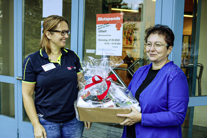Tanýa Bauer (rechts) organisierte das Blutspenden 20 Jahre lang in Romanshorn: Jetzt ist Jeanette Stacher mit dem Samariterverein Uttwil dran. Foto: Markus Bösch