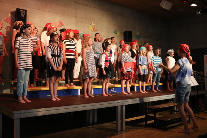 Sie sangen sich in die Herzen der Zuschauerinnen und Zuschauer: die Kinderchöre der Musikschule. Fotos: Markus Bösch