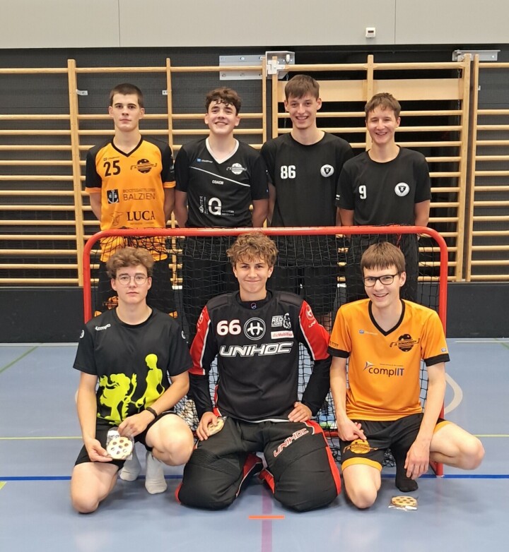 Die Gewinnerteams der Älteren, «Dick&Doof», «DochDisProblem», «F^2», mit «Nils» im Tor. Fotos: Jungschi Romanshorn Unihockey