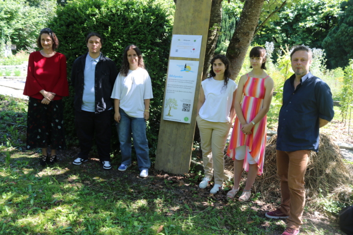 Sie bringen die künstlerischen Aspekte in den Bibelgarten (von links): Elias Zimmerli, Lorena Heeb, Yasemine Lempp und Elena Cholet, links Pfarrerin Martina Brendler, und rechts Lehrer David Calmberg. Fotos: Markus Bösch