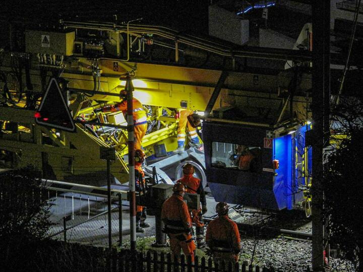 Bei der Sanierung der SBB-Strecke Romanshorn−Altnau wird nachts auch bei Minustemperaturen gearbeitet. Fotos: Monika Baumann