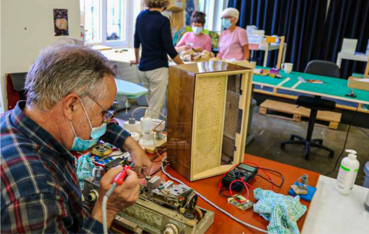 Das alte Röhrenradio wird wieder zum Klingen gebracht! Fotos: Reparier-Kafi