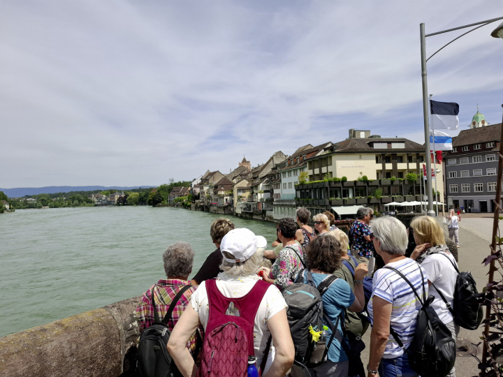 Die Landfrauen Romanshorn-Salmsach gehen auch gern auf Reisen, wie hier in Rheinfelden, nach einer Schifffahrt ab Basel. Fotos: Landfrauen Romanshorn-Salmsach