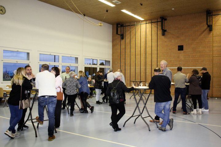Neujahrsbegrüssung in Salmsach: Man traf sich an den Tischen bei Bürli und Fleischkäse zu Gesprächen. Fotos: Trudi Krieg