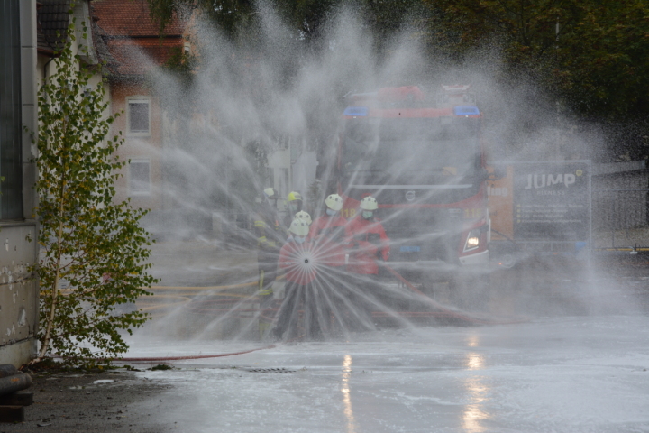 Wasser marsch!: In der Jugendfeuerwehr wird der Nachwuchs gefördert, Fachwissen vermittelt und die Freude am Feuerwehrdienst mitgegeben. Fotos: Jugendfeuerwehr Oberthurgau