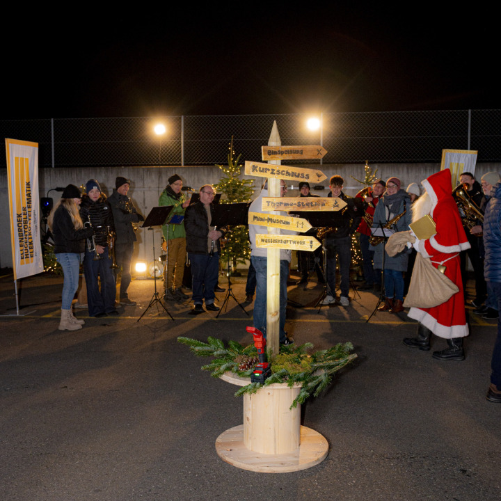 Am zweiten «Weihnachtszauber unter Strom» bei Ellenbroek Hugentobler AG sorgte auch der Besuch des Samichlauses für festlichen Glanz. Foto: Markus Aeschlimann