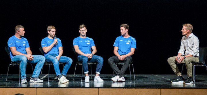 Spieler des SC Kreuzlingen im Gespräch mit Martin Leemann (rechts) an der Sportehrung 2023. Foto: Sportamt Thurgau Spieler des SC Kreuzlingen im Gespräch mit Martin Leemann (rechts) an der Sportehrung 2023. Foto: Sportamt Thurgau
