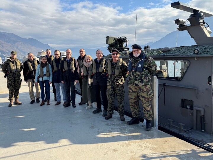 Der Thurgauer Regierungsrat bei der Mot Bootkp 10 am Lago Maggiore (v.l.n.r.): Hauptmann Miguel Zberg, Kommandant der Mot Bootkp 10, Hans Peter Schmid, Leiter des Amts für Bevölkerung und Armee (ABA), Regierungsrätin Denise Neuweiler, Thomas Rietmann von der Kantonspolizei Thurgau, Regierungsrat Dominik Diezi, Regierungspräsident Walter Schönholzer, Regierungsrat Urs Martin, Regierungsrätin Sonja Wiesmann Schätzle, Staatsschreiber Paul Roth, Oberst Gregor Kramer, Kreiskommandant, und Oberst Daniel Wegrampf, Vertreter des Lehrverbandes Genie/Rettung/ABC, vor dem Patrouillenboot (P16). Fotos: zVg.