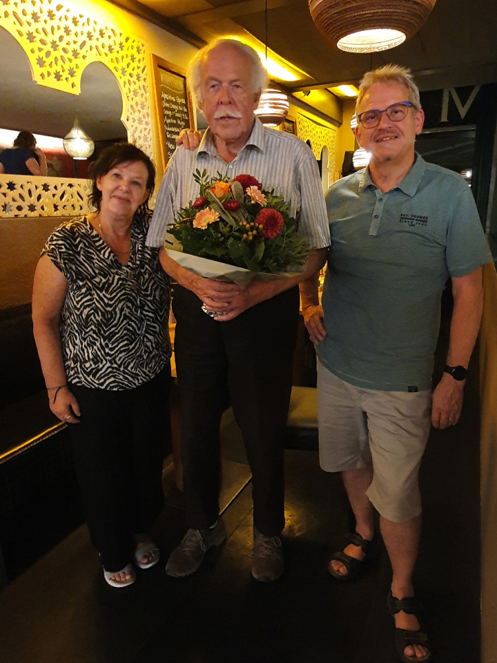 Abschied aus Romanshorn und Abschied aus dem Korrespondenten-Team des «Seeblicks: Marianne Lüchinger, Redaktion (l.), und Stefan Ströbele, Herausgeber, verabschieden Andreas von Bergen (Mitte). Foto: Hansjürg Oesch