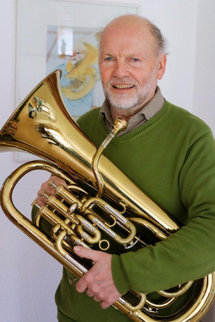 Sigi Schnider mit «seinem» Euphonium, seit 60 Jahren aktiver Blasmusiker. Foto: Markus Bösch
