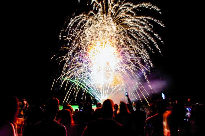 Das Sommernachtsfestival Romanshorn hat vom Kanton Thurgau die Ausnahmebewilligung erhalten, das traditionelle, mit Musik unterlegte Feuerwerk am Samstagabend, 6. August auf dem See durchzuführen. Foto: mariobaronchelli.ch 