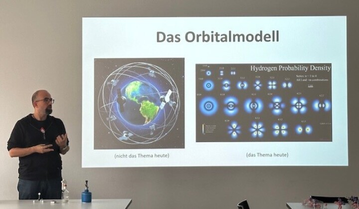 Das Orbitalmodell, erklärt von Samuel Staub. Foto: Mélanie Deiss