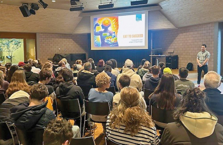 Essen ist mehr als nur Energieversorgung: Dani Hofstetter (Olympic Sports Nutritionist, Master of Food Science ETH) referierte an der Kantonschule. Foto: Mélanie Deiss