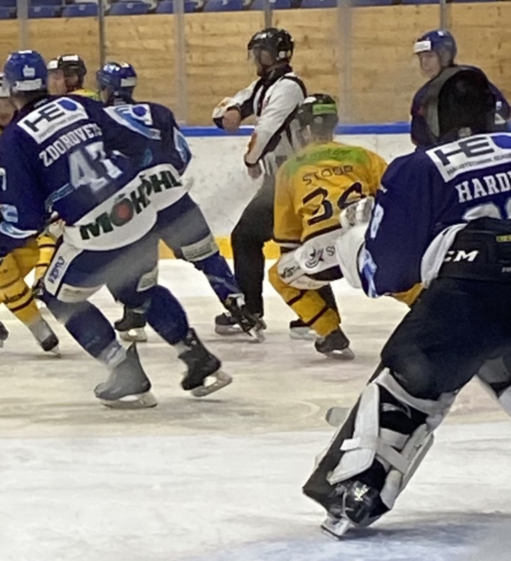 Sekunden vor Spielende der entscheidende Treffer für die Rheintaler zum 5:3 gegen stark aufspielende PIKES. Foto: zVg. PIKES EHC Oberthurgau