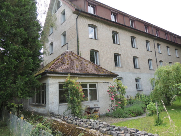 Das Backsteingebäude mit einer Alters-WG und das Gartenhaus bleiben bestehen. Fotos: Andreas von Bergen