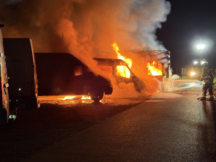 In der Nacht zum Dienstag sind mehrere Fahrzeuge in Brand geraten. Foto: Kantonspolizei Thurgau