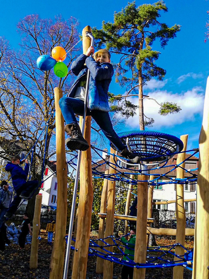 Die Spielanlage ist eingeweiht und die Kinder haben Spass. Foto: Heilpädagogischen Zentrum Romanshorn
