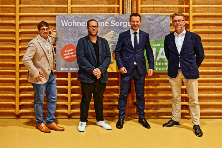 Gewerkschaftspräsident Lukas Auer und Nationalrat Pascal Schmid kreuzten unter der Leitung von Moderator Manuel Nagel (links) und Unterstützung von HEV-Geschäftsführer Thomas Dufner (rechts) die Klingen rund um den Eigenmietwert. Foto: Bettina Ostertag