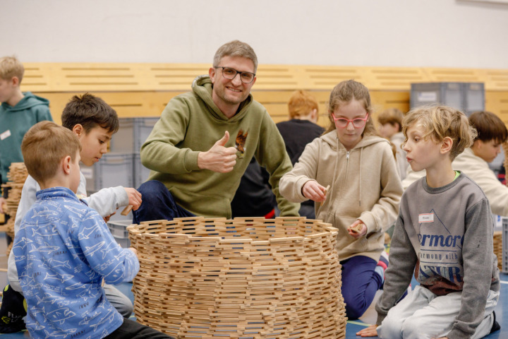 Es sind die Kinder, die als «Baumeister und Baumeisterinnen» gefragt sein werden – auch wenn Stefan Maag auf diesem Bild Hand anlegt. Fotos: zVg. Stefan Maag