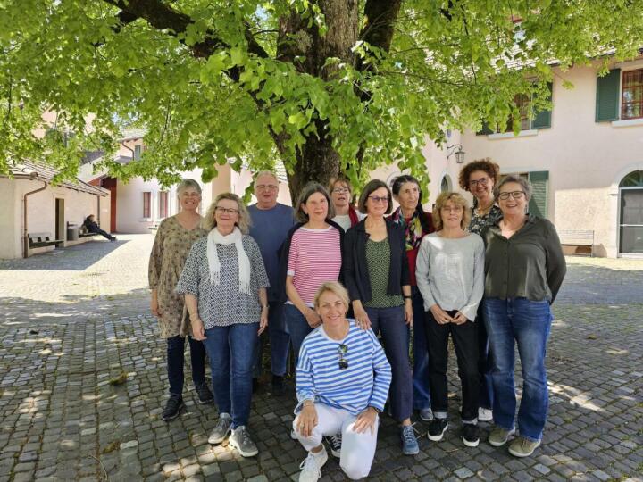 Das Ladenteam – auf einem Ausflug im Hof des Schlosses Herdern − freut sich auf Verstärkung. Foto: zVg.