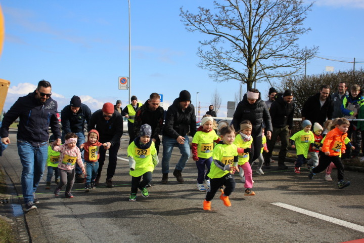 Der Start, ein besonderes Highlight, wie hier für die «Pfüdis» mit Mami oder Papi an der Hand. Fotos: Trudi Krieg Der Start, ein besonderes Highlight, wie hier für die «Pfüdis» mit Mami oder Papi an der Hand. Fotos: Trudi Krieg