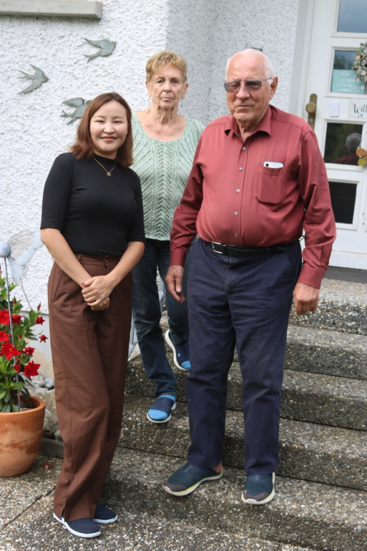 Über Landesgrenzen hinaus verbunden: Die mongolische Lehrerin Tsolmon Turbat ist zu Besuch bei ihren ehemaligen Gasteltern Edwin und Susanne Roth. Foto: Markus Bösch