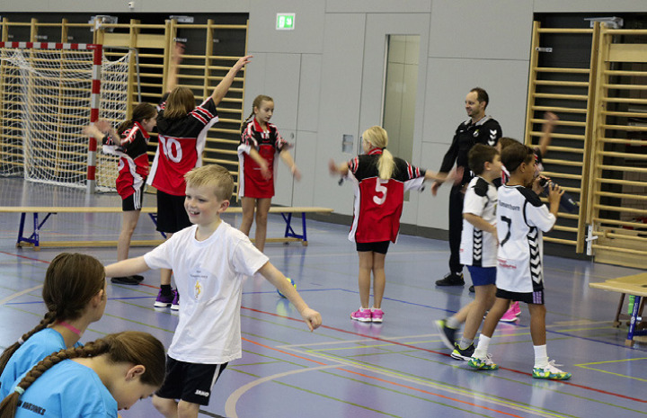 Hochbetrieb herrschte in den Sporthallen der Kanti: Angesagt war das traditionelle SchülerInnen-Handballturnier. Fotos: Markus Bösch / pd.