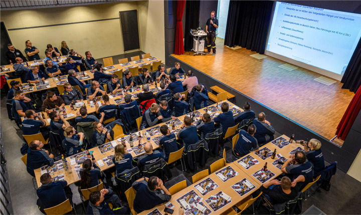 Die Jahresabschlussfeier der Feuerwehr Romanshorn fand in der Aula der Primarschule statt. Foto: Stützpunktfeuerwehr Romanshorn