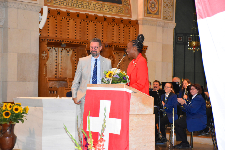 Roger Martin bedankt sich bei Festrednerin Yasmin Giger. Fotos: Hansjürg Oesch