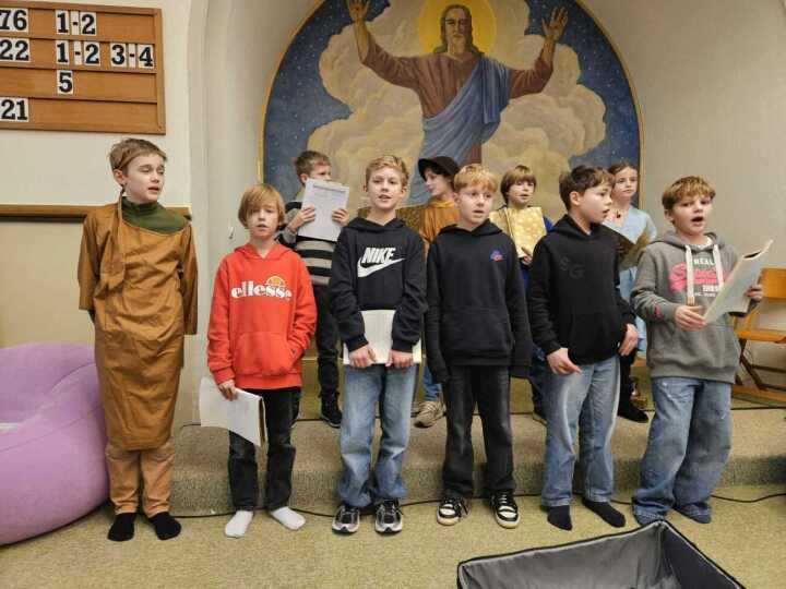 5.-Klass-Relischüler spielen die Weihnachtsgeschichte vor. Foto: Evangelische Kirchgemeinden Kesswil-Dozwil und Uttwil 5.-Klass-Relischüler spielen die Weihnachtsgeschichte vor. Foto: Evangelische Kirchgemeinden Kesswil-Dozwil und Uttwil