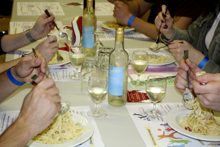 Der Spaghettiplausch ist äusserst beliebt und bescherte der Jugi Salmsach einmal mehr eine volle Bergli-Turnahalle. Fotos: Trudi Krieg Der Spaghettiplausch ist äusserst beliebt und bescherte der Jugi Salmsach einmal mehr eine volle Bergli-Turnahalle. Fotos: Trudi Krieg