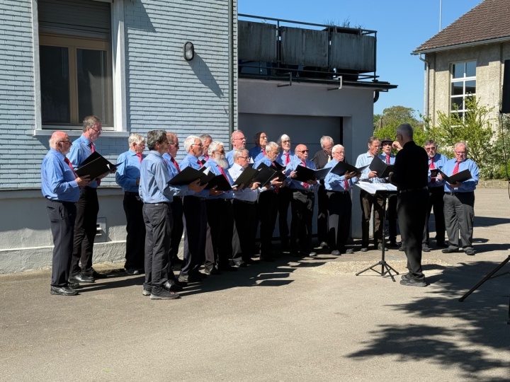 Würdige Gedenk-Gottesdienst umrahmt durch den Männerchor Salmsach-Langrickenbach.