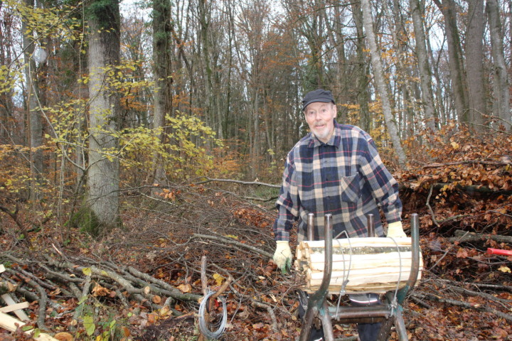 Der 80-jährige Salmsacher Hanspeter Huber ist fast täglich im Wald am Büschele. Fotos: Trudi Krieg