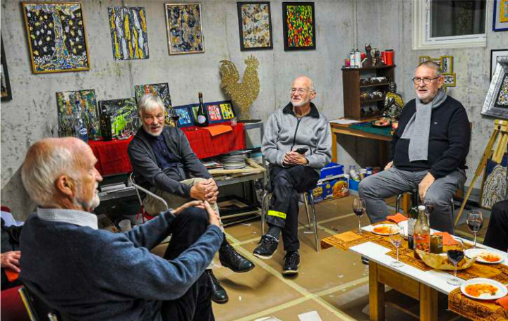 Gemütliche Gespräche und Apéro einmal in kreativer Umgebung, im Atelier von Edi Rey. Fotos: Andreas von Bergen