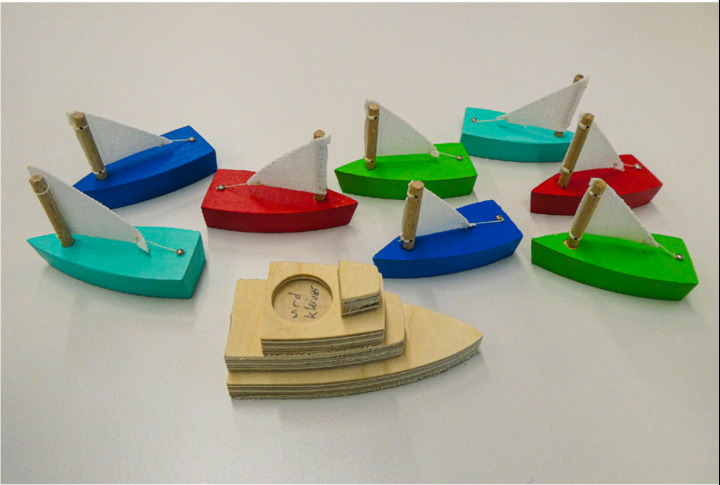 So sehen die Spielmaterialien für den Romanshorner Ludotrail aus (hier Prototypen Kursschiff und Segelschiffe). Foto: gk/pd