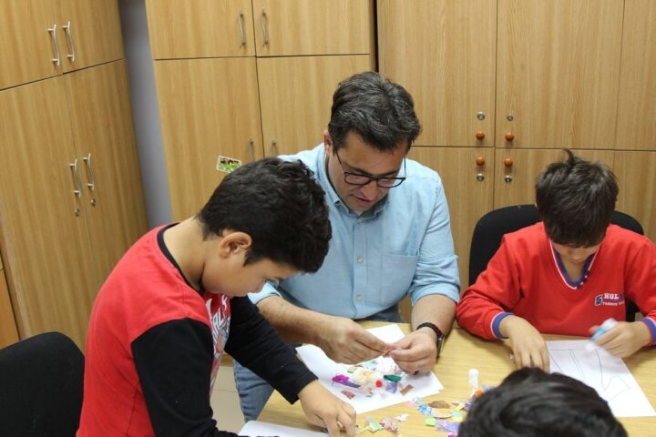 Bogdan Mehedintu, Direktor Stiftung Inimi Deschise Rumänien, bei einem Beschäftigungsprogramm mit Kindern. Fotos: zVg. UnionTax